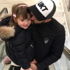Karim Benzema dépose un tendre bisou sur la joue de sa fille Mélia, 3 ans. Photo publiée sur Instagram en février 2017.