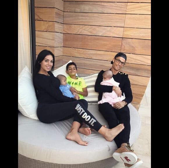 Georgina Rodriguez, enceinte, pose avec Cristiano Ronaldo, son fils aîné Cristiano Jr et ses jumeaux Eva et Mateo. Instagram, le 16 octobre 2017.