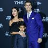 Cristiano Ronaldo, son fils Cristiano Jr et sa compagne Georgina Rodriguez au photocall des FIFA Football Awards à Zurich le 9 janvier 2017.