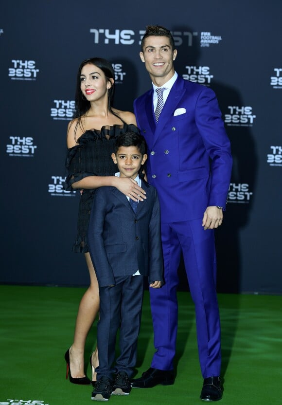 Cristiano Ronaldo, son fils Cristiano Jr et sa compagne Georgina Rodriguez au photocall des FIFA Football Awards à Zurich le 9 janvier 2017.