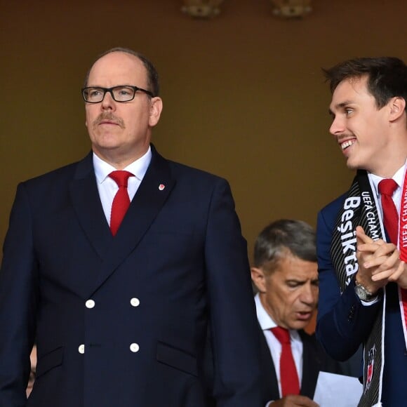 Le prince Albert II de Monaco, à gauche, et Louis Ducruet pendant la rencontre de football de Champions League qui oppose l'ASM contre Besiktas au stade Louis II à Monaco le 17 octobre 2017. L'ASM s'incline encore en Ligue des champions sur le score de 2 à 1 Comme le prince Albert qui a laissé la moustache en hommage aux Carabiniers monégasques, ses neveux P. Casiraghi et L.Ducruet ont eux aussi adopté la moustache.  Champions League football match Monaco Vs Besiktas at the Louis II Stadium in Monaco on 17 October 2017. Like Prince Albert who left the mustache in homage to the Monegasque Carabinieri, his nephews P. Casiraghi and L. Ducruet also adopted the mustache.16/10/2017 - MONACO