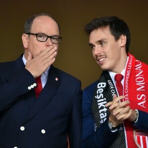 Le prince Albert II de Monaco et son neveu Louis Ducruet lors du match de Ligue des Champions entre l'AS Monaco et le Besiktas Istanbul au stade Louis II à Monaco le 17 octobre 2017. © Bruno Bebert / Bestimage