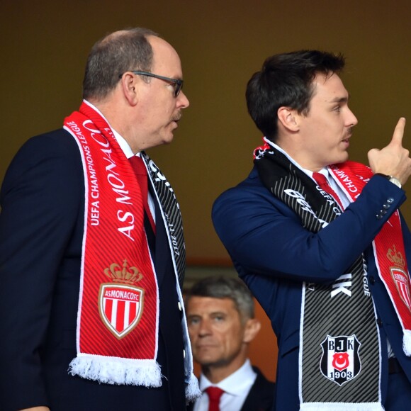 Le prince Albert II de Monaco et son neveu Louis Ducruet lors du match de Ligue des Champions entre l'AS Monaco et le Besiktas Istanbul au stade Louis II à Monaco le 17 octobre 2017. © Bruno Bebert / Bestimage