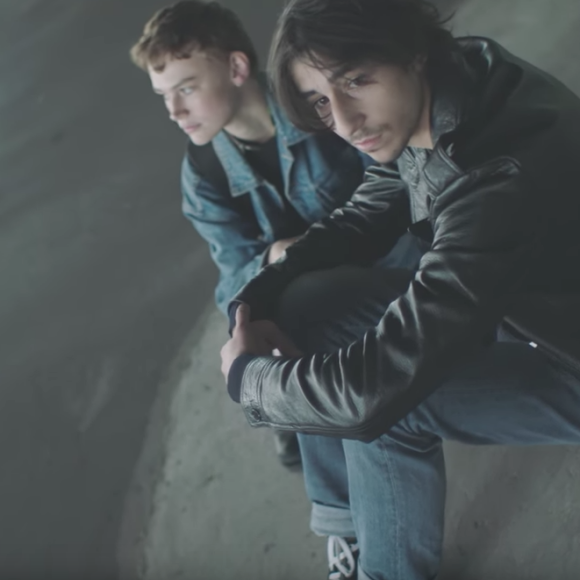 Image extraite du clip "Ring-A-Ring O' Roses" de Charlotte Gainsbourg avec son fils Ben Attal, novembre 2017.