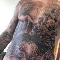 Justin Bieber : Le torse entièrement recouvert de nouveaux tatouages !
