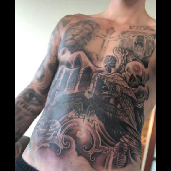 Justin Bieber dévoile ses nouveaux tatouages sur le torse. Instagram, le 21 octobre 2017