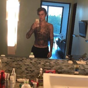 Le chanteur Justin Bieber dévoile ses nouveaux tatouages sur le torse. Instagram, le 21 octobre 2017