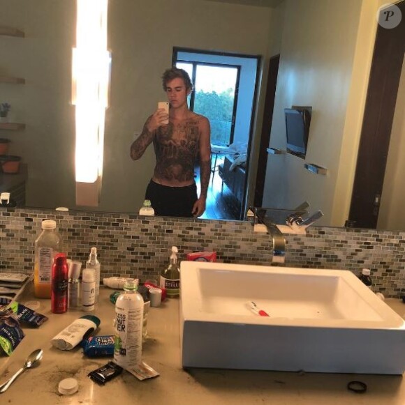 Le chanteur Justin Bieber dévoile ses nouveaux tatouages sur le torse. Instagram, le 21 octobre 2017