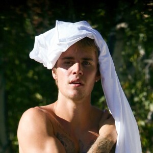 Exclusif - Justin Bieber se promène torse nu dans les rues de Los Angeles le 29 septembre 2017.