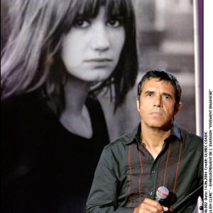 Julien Clerc dans Vivement Dimanche devant un portrait de Miou-Miou, en 2004.