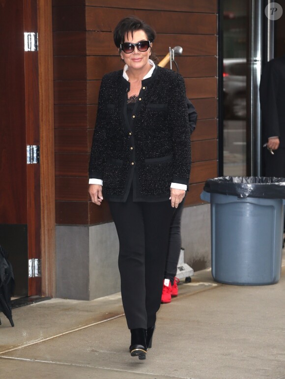 Kris Jenner quitte la séance photo de sa fille Kendall Jenner à New York. La matriarche de la famille Kardashian vient juste de renouveler le contrat de 'Keeping Up With the Kardashian'. Un deal qui rapporterait 150 millions de dollars à la famille Kardashian, le 24 octobre 2017.