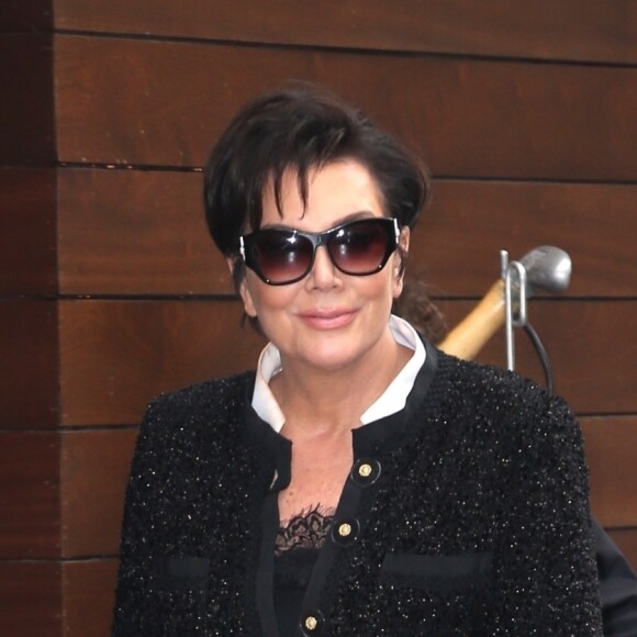 Kris Jenner quitte la séance photo de sa fille Kendall Jenner à New York. La matriarche de la famille Kardashian vient juste de renouveler le contrat de 'Keeping Up With the Kardashian'. Un deal qui rapporterait 150 millions de dollars à la famille Kardashian, le 24 octobre 2017.