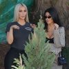 Kim Kardashian et sa soeur Kourtney Kardashian accompagnées des caméras de 'Keeping up with the Kardashians' à Thousand Oaks en Californie, le 17 octobre 2017.