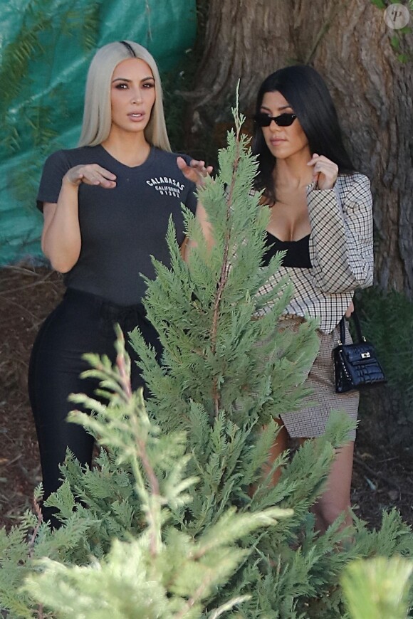 Kim Kardashian et sa soeur Kourtney Kardashian accompagnées des caméras de 'Keeping up with the Kardashians' à Thousand Oaks en Californie, le 17 octobre 2017.