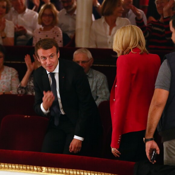 Exclusif - Marc Ladreit de Lacharrière, le président de la République Emmanuel Macron, son épouse Brigitte Macron et Jean-Claude Camus - Représentation de la pièce de théâtre "Le Tartuffe" au théâtre de la porte Saint-Martin à Paris, le 14 octobre 2017. © Sébastien Valiela/Bestimage