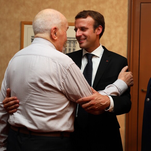 Exclusif - Le président de la République française Emmanuel Macron, Michel Bouquet et Jean-Claude Camus dans les loges après la représentation - Représentation de la pièce de théâtre "Le Tartuffe" au théâtre de la porte Saint-Martin à Paris, le 14 octobre 2017. © Sébastien Valiela/Bestimage