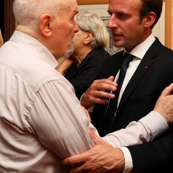 Exclusif - Le président de la République française Emmanuel Macron, Michel Bouquet et Jean-Claude Camus dans les loges après la représentation - Représentation de la pièce de théâtre "Le Tartuffe" au théâtre de la porte Saint-Martin à Paris, le 14 octobre 2017. © Sébastien Valiela/Bestimage