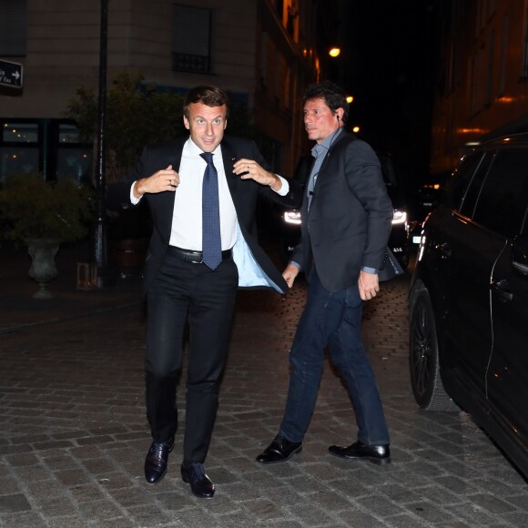 Exclusif - Le président de la République française Emmanuel Macron arrive pour la représentation de la pièce de théâtre "Le Tartuffe" au théâtre de la porte Saint-Martin à Paris, le 14 octobre 2017. © Sébastien Valiela/Bestimage