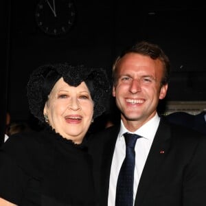 Exclusif - Le président de la République française Emmanuel Macron rencontre l'actrice Juliette Carré dans les coulisses - Représentation de la pièce de théâtre "Le Tartuffe" au théâtre de la porte Saint-Martin à Paris, le 14 octobre 2017. © Sébastien Valiela/Bestimage