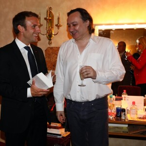 Exclusif - Le président de la République française Emmanuel Macron et Michel Fau dans les loges après la représentation - Représentation de la pièce de théâtre "Le Tartuffe" au théâtre de la porte Saint-Martin à Paris, le 14 octobre 2017. © Sébastien Valiela/Bestimage