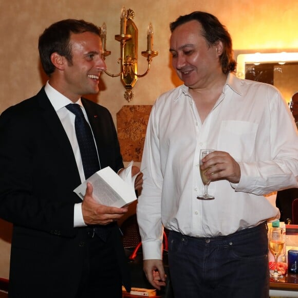 Exclusif - Le président de la République française Emmanuel Macron et Michel Fau dans les loges après la représentation - Représentation de la pièce de théâtre "Le Tartuffe" au théâtre de la porte Saint-Martin à Paris, le 14 octobre 2017. © Sébastien Valiela/Bestimage