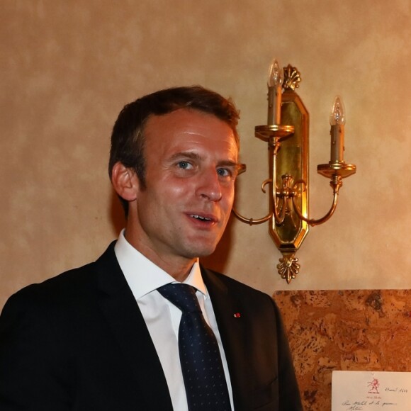 Exclusif - Le président de la République française Emmanuel Macron et Michel Fau dans les loges après la représentation - Représentation de la pièce de théâtre "Le Tartuffe" au théâtre de la porte Saint-Martin à Paris, le 14 octobre 2017. © Sébastien Valiela/Bestimage