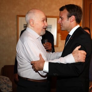 Exclusif - Michel Bouquet et le président de la République française Emmanuel Macron dans les loges après la représentation - Représentation de la pièce de théâtre "Le Tartuffe" au théâtre de la porte Saint-Martin à Paris, le 14 octobre 2017. © Sébastien Valiela/Bestimage