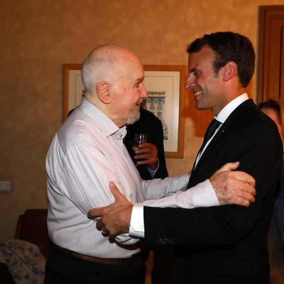 Exclusif - Michel Bouquet et le président de la République française Emmanuel Macron dans les loges après la représentation - Représentation de la pièce de théâtre "Le Tartuffe" au théâtre de la porte Saint-Martin à Paris, le 14 octobre 2017. © Sébastien Valiela/Bestimage