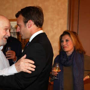 Exclusif - Michel Bouquet et le président de la République française Emmanuel Macron dans les loges après la représentation - Représentation de la pièce de théâtre "Le Tartuffe" au théâtre de la porte Saint-Martin à Paris, le 14 octobre 2017. © Sébastien Valiela/Bestimage