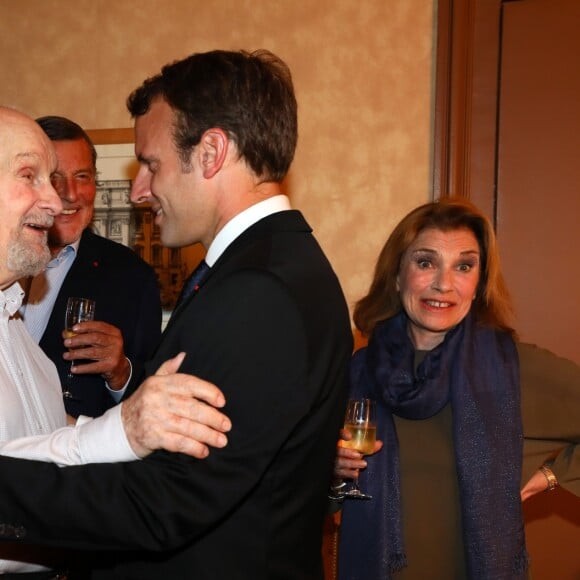 Exclusif - Michel Bouquet et le président de la République française Emmanuel Macron dans les loges après la représentation - Représentation de la pièce de théâtre "Le Tartuffe" au théâtre de la porte Saint-Martin à Paris, le 14 octobre 2017. © Sébastien Valiela/Bestimage