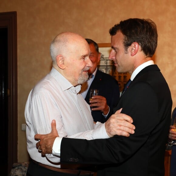 Exclusif - Michel Bouquet et le président de la République française Emmanuel Macron dans les loges après la représentation - Représentation de la pièce de théâtre "Le Tartuffe" au théâtre de la porte Saint-Martin à Paris, le 14 octobre 2017. © Sébastien Valiela/Bestimage