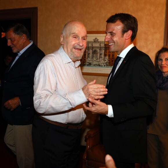 Exclusif - Michel Bouquet et le président de la République française Emmanuel Macron dans les loges après la représentation - Représentation de la pièce de théâtre "Le Tartuffe" au théâtre de la porte Saint-Martin à Paris, le 14 octobre 2017. © Sébastien Valiela/Bestimage