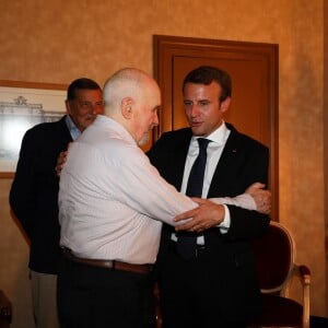 Exclusif - Michel Bouquet et le président de la République française Emmanuel Macron dans les loges après la représentation - Représentation de la pièce de théâtre "Le Tartuffe" au théâtre de la porte Saint-Martin à Paris, le 14 octobre 2017. © Sébastien Valiela/Bestimage