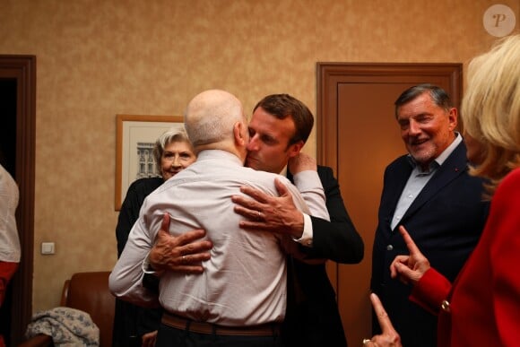 Exclusif - Michel Bouquet et le président de la République française Emmanuel Macron dans les loges après la représentation - Représentation de la pièce de théâtre "Le Tartuffe" au théâtre de la porte Saint-Martin à Paris, le 14 octobre 2017. © Sébastien Valiela/Bestimage