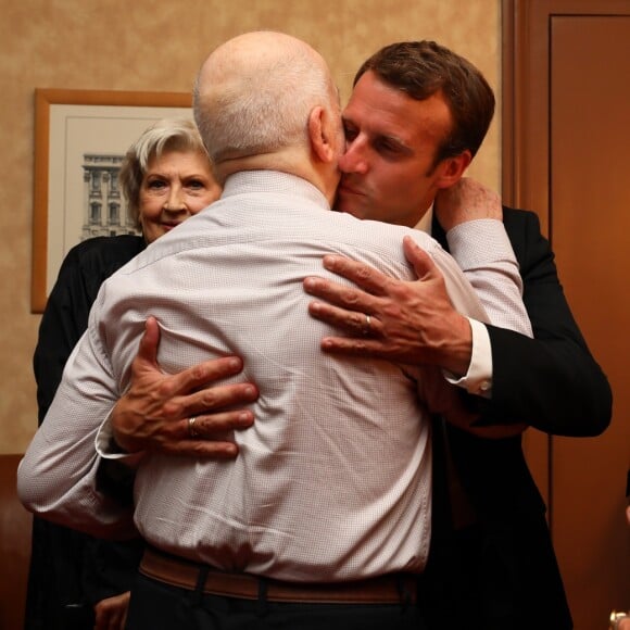 Exclusif - Michel Bouquet et le président de la République française Emmanuel Macron dans les loges après la représentation - Représentation de la pièce de théâtre "Le Tartuffe" au théâtre de la porte Saint-Martin à Paris, le 14 octobre 2017. © Sébastien Valiela/Bestimage