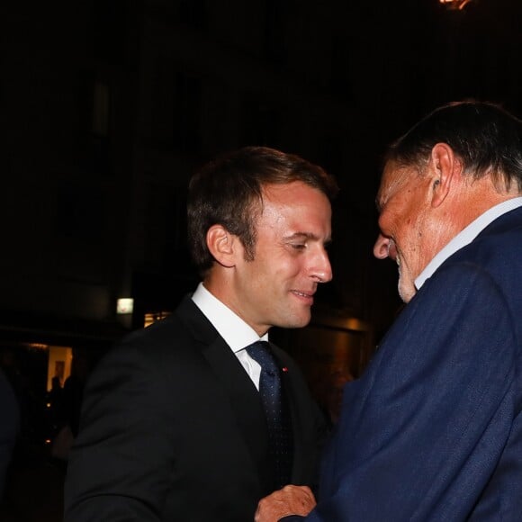 Exclusif - Le président de la République française Emmanuel Macron est accueilli par Jean-Claude Camus pour la représentation - Représentation de la pièce de théâtre "Le Tartuffe" au théâtre de la porte Saint-Martin à Paris, le 14 octobre 2017. © Sébastien Valiela/Bestimage