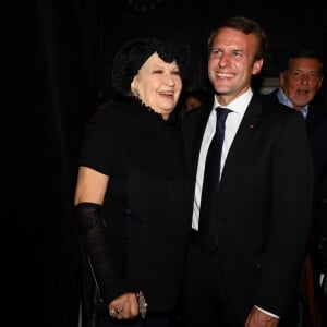 Exclusif - Le président de la République française Emmanuel Macron rencontre l'actrice Juliette Carré les coulisses - Représentation de la pièce de théâtre "Le Tartuffe" au théâtre de la porte Saint-Martin à Paris, le 14 octobre 2017. © Sébastien Valiela/Bestimage