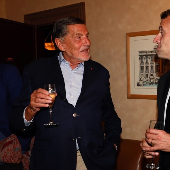 Exclusif - Jean-Claude Camus et le président de la République française Emmanuel Macron dans les loges après la représentation - Représentation de la pièce de théâtre "Le Tartuffe" au théâtre de la porte Saint-Martin à Paris, le 14 octobre 2017. © Sébastien Valiela/Bestimage