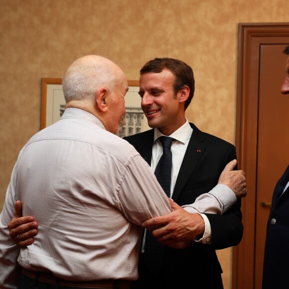 Exclusif - Michel Bouquet, le président de la République française Emmanuel Macron et Jean-Claude Camus dans les loges après la représentation - Représentation de la pièce de théâtre "Le Tartuffe" au théâtre de la porte Saint-Martin à Paris, le 14 octobre 2017. © Sébastien Valiela/Bestimage