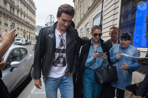 Exclusif - Céline Dion et son danseur Pepe Munoz sont allés déjeuner au restaurant italien Paparazzi au square de l'Opéra-Louis Jouvet et sont ensuite allés faire du shopping chez Dior avenue Montaigne et chez Balmain rue François 1er avant de revenir à l'hôtel Royal Monceau à Paris, France, le 8 août 2017.