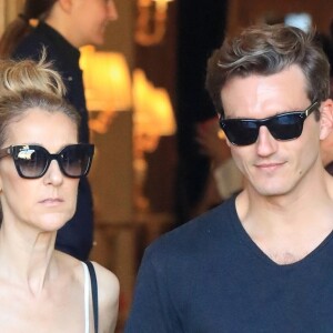 Céline Dion et son danseur Pepe Munoz sortent de l'hôtel Ritz à Paris, le 1er août 2017.