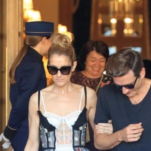 Céline Dion et son danseur Pepe Munoz sortent de l'hôtel Ritz à Paris, le 1er août 2017.