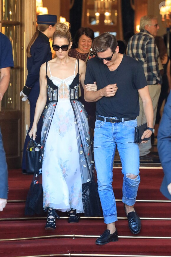 Céline Dion et son danseur Pepe Munoz sortent de l'hôtel Ritz à Paris, le 1er août 2017.