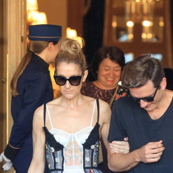 Céline Dion et son danseur Pepe Munoz sortent de l'hôtel Ritz à Paris, le 1er août 2017.