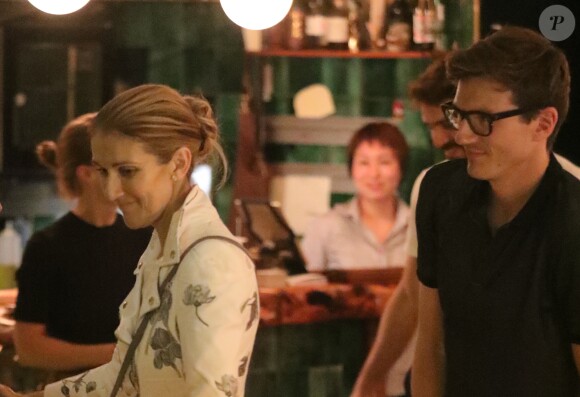 Exclusif - Après une journée shopping, Céline Dion est arrivée au restaurant "Pacchio" au 75 Rue de Rochechouart dans le 9ème arrondissement de Paris avant que son danseur Pepe Munoz ne la rejoigne pour un dîner en tête à tête, le 26 juillet 2017.