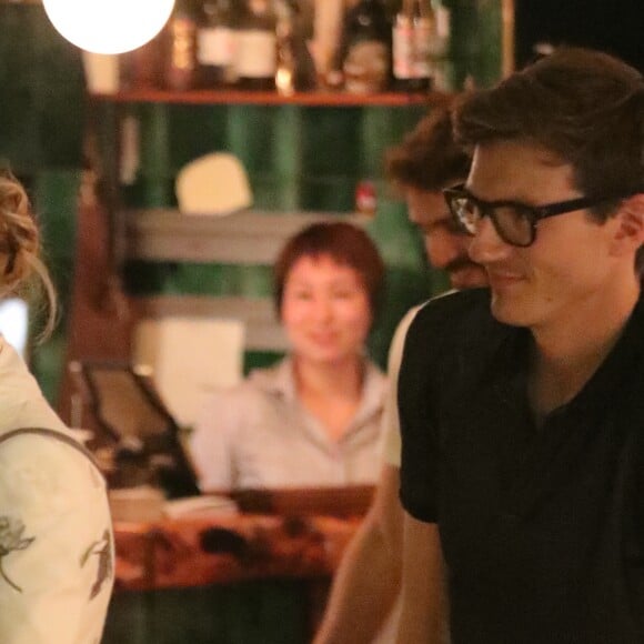 Exclusif - Après une journée shopping, Céline Dion est arrivée au restaurant "Pacchio" au 75 Rue de Rochechouart dans le 9ème arrondissement de Paris avant que son danseur Pepe Munoz ne la rejoigne pour un dîner en tête à tête, le 26 juillet 2017.