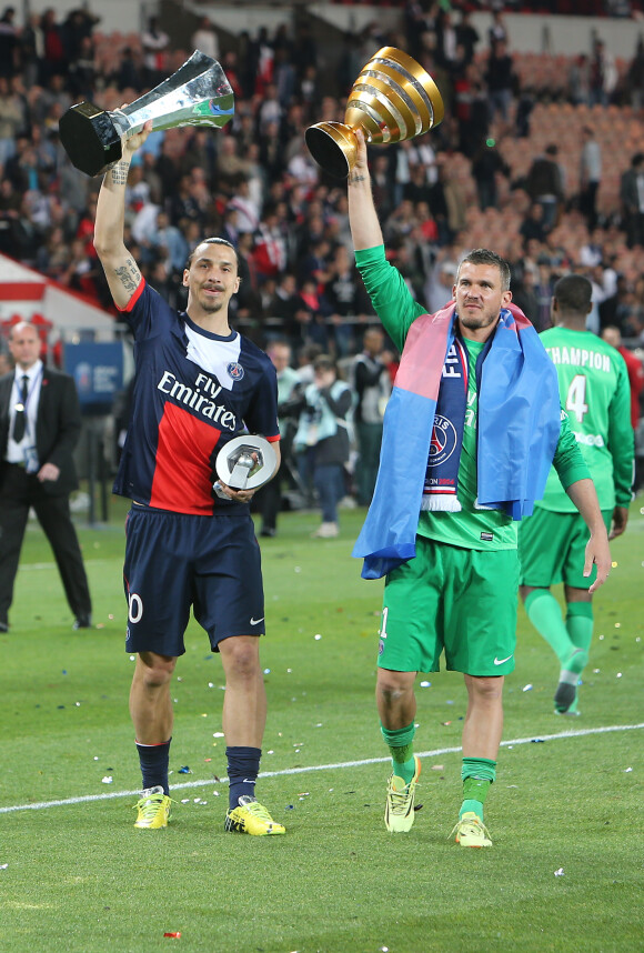 Zlatan Ibrahimovic et Nicolas Douchez posent durant le match Psg-Montpellier au Parc des Princes à Paris, le 17 Mai 2014.