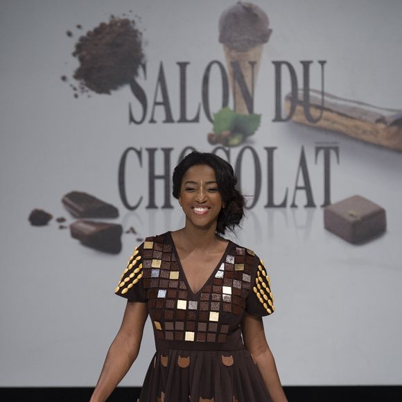 Modèle porté par Hapsatou Sy réalisé par Cameron Kham et Jean-Paul Hévin (coiffure Franck Provost / maquillage Make Up For Ever) - Défilé du 23ème Salon du Chocolat à la Porte de Versailles à Paris. Le 27 octobre 2017 © Perusseau - Veeren / Bestimage