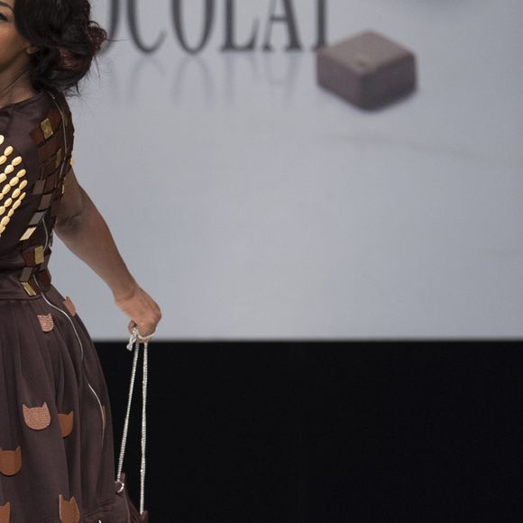 Modèle porté par Hapsatou Sy réalisé par Cameron Kham et Jean-Paul Hévin (coiffure Franck Provost / maquillage Make Up For Ever) - Défilé du 23ème Salon du Chocolat à la Porte de Versailles à Paris. Le 27 octobre 2017 © Perusseau - Veeren / Bestimage