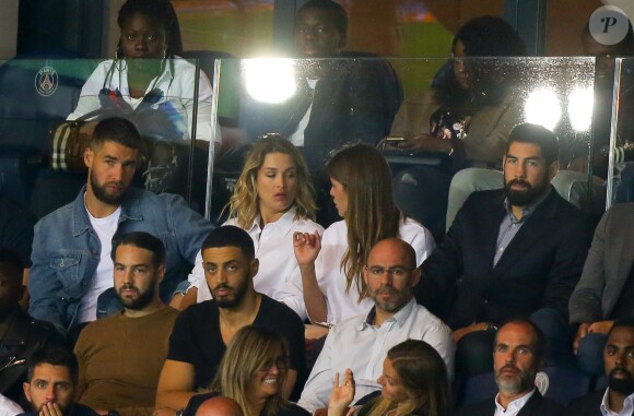 Luka Karabatic, compagne Jeny Priez, Nikola Karabatic et sa femme Géraldine Pillet dans les tribunes lors du match de Ligue 1, Paris Saint-Germain (PSG) vs Toulouse FC (TFC) au Parc des Princes à Paris, France, le 20 août 2017.